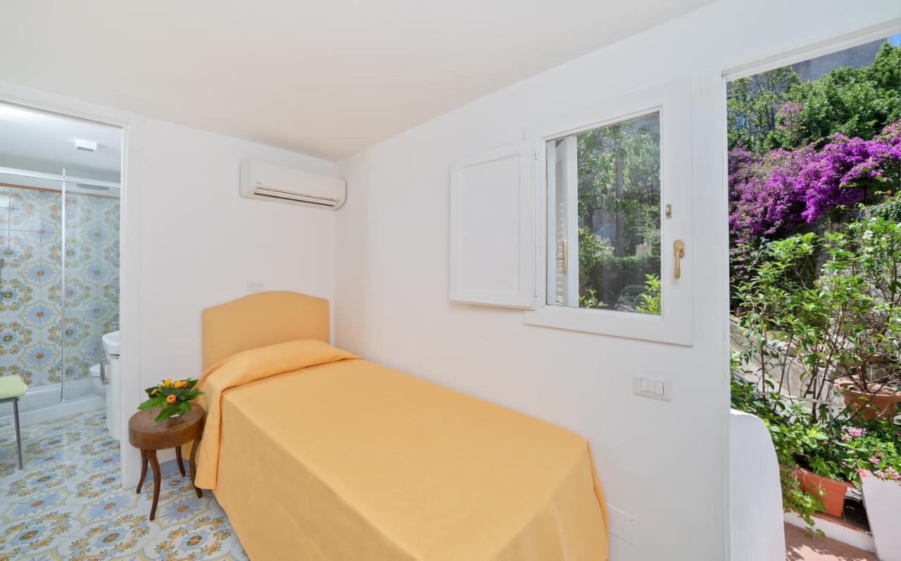 I Tre Soli Apartments By Caprirooms Bagian luar foto